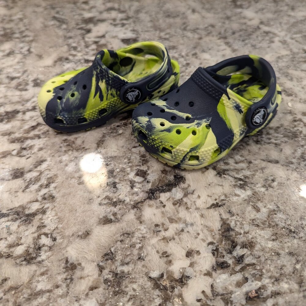CROCS Toddler Green and Navy Blue Tye Dye SZ 4
